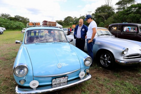 En las instalaciones de la Universidad Anáhuac Veracruz Campus Xalapa, se lleva a cabo la  la 13a. Exposición de Autos Antiguos, a beneficio de Cáritas de Xalapa, A.C.. Como invitado especial a inaugurar estuvo el alcalde Ricardo Ahued Bardahuil. 