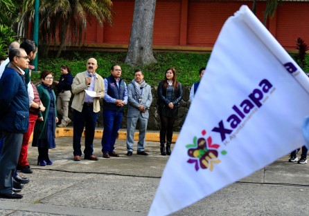 Con el objetivo de continuar mejorando el servicio a la ciudadanía, nuevas unidades se integran al parque vehicular del Ayuntamiento. Entre ellas, dos camiones de volteo, una retroexcavadora y una motoniveladora para la Dirección de Obras Públicas, así como 10 camionetas Frontier para diversas áreas.