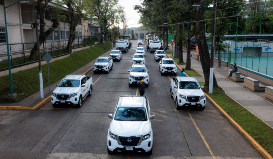 Con el objetivo de continuar mejorando el servicio a la ciudadanía, nuevas unidades se integran al parque vehicular del Ayuntamiento. Entre ellas, dos camiones de volteo, una retroexcavadora y una motoniveladora para la Dirección de Obras Públicas, así como 10 camionetas Frontier para diversas áreas.