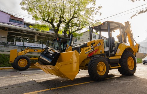 Con el objetivo de continuar mejorando el servicio a la ciudadanía, nuevas unidades se integran al parque vehicular del Ayuntamiento. Entre ellas, dos camiones de volteo, una retroexcavadora y una motoniveladora para la Dirección de Obras Públicas, así como 10 camionetas Frontier para diversas áreas.
