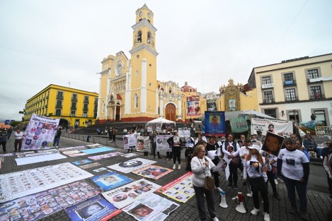 Familiares de personas desaparecidas bloquean la mañana de este lunes las calles Enríquez, Clavijero y Ávila Camacho así como Úrsulo Galván, con cierre total del centro. Tome rutas alternas exigen dialogar con las autoridades. 