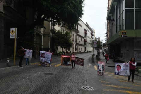 Familiares de personas desaparecidas bloquean la mañana de este lunes las calles Enríquez, Clavijero y Ávila Camacho así como Úrsulo Galván, con cierre total del centro. Tome rutas alternas exigen dialogar con las autoridades. 