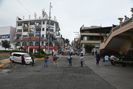 Familiares de personas desaparecidas bloquean la mañana de este lunes las calles Enríquez, Clavijero y Ávila Camacho así como Úrsulo Galván, con cierre total del centro. Tome rutas alternas exigen dialogar con las autoridades. 