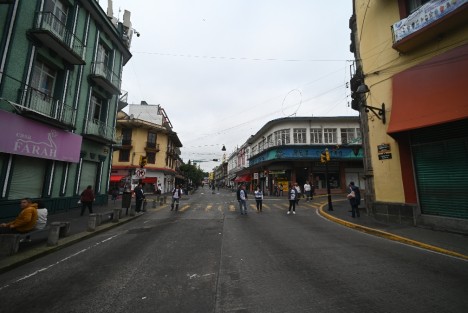 Familiares de personas desaparecidas bloquean la mañana de este lunes las calles Enríquez, Clavijero y Ávila Camacho así como Úrsulo Galván, con cierre total del centro. Tome rutas alternas exigen dialogar con las autoridades. 