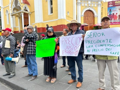 Nuevamente integrantes del Consejo Regional Café de Coatepec se manifestaron en Plaza Lerdo contra la disminución de los precios del café. Exigen apoyos tales como fertilizantes. 