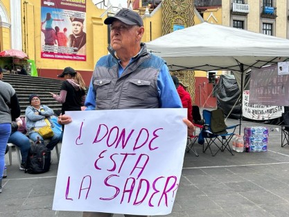 Nuevamente integrantes del Consejo Regional Café de Coatepec se manifestaron en Plaza Lerdo contra la disminución de los precios del café. Exigen apoyos tales como fertilizantes. 