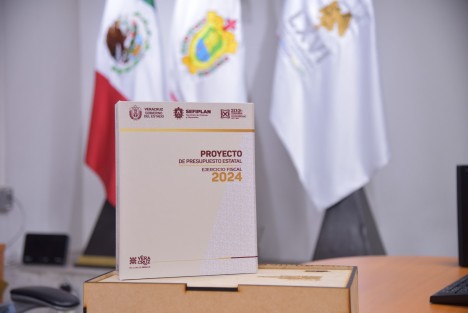 La presidenta de la LXVI Legislatura, diputada Adriana Esther Martínez Sánchez, recibió del titular de la Secretaría de Finanzas y Planeación (Sefiplan) del Gobierno del Estado, José Luis Lima Franco, el Proyecto de Presupuesto de Egresos para el ejercicio fiscal 2024, el cual asciende a 163 mil millones de pesos (mdp), superior al de 2023 por más de 15 mil mdp, equivalentes a 10 por ciento. 