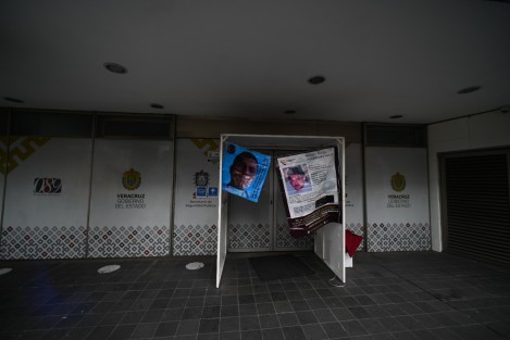  Este martes, también bloquearon los accesos a la Torre de la Secretaría de Seguridad Pública, desde donde dieron conferencia de prensa y señalaron que existen rezagos en diversos ámbitos. 