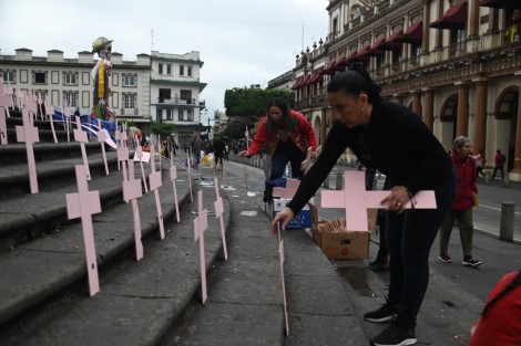 En las escalinatas de la catedral de Xalapa, la activista Myriam Lagunes Marín encabezó la colocación de cruces de madera  a manera de protesta contra la violencia de género. 