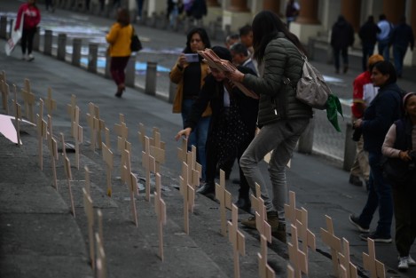 En las escalinatas de la catedral de Xalapa, la activista Myriam Lagunes Marín encabezó la colocación de cruces de madera  a manera de protesta contra la violencia de género. 