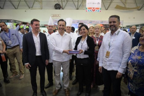 El gobernador Cuitláhuac García Jiménez y el titular de la Secretaría de Turismo (SECTUR) Iván Martínez llevaron a cabo el corte del listón inaugural de la segunda plataforma de México y la más importante del sureste, que durante tres días reúne a más de 2 mil prestadores de servicios con miras a concretar más de mil 500 acuerdos comerciales con los 8 países invitados.