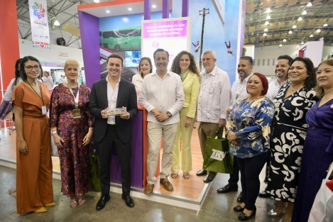 La presidenta de la Mesa Directiva de la LXVI Legislatura, diputada Adriana Esther Martínez Sánchez, asistió a la inauguración de la Expo Turismo Veracruz 2023, realizada por el gobernador del estado, ingeniero Cuitláhuac García Jiménez, en el World Trade Center de Boca del Río. 