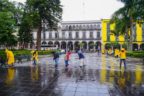  Para mantener la imagen urbana en el municipio, personal de las direcciones de Medio Ambiente, Limpia y Alumbrado Público, realizaron una jornada de limpieza en la explanada principal del parque Benito Juárez tras la realización de la Feria del Tamal, Pan y Chocolate 2023. 