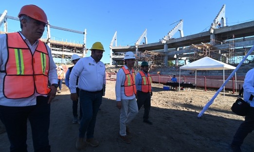 Esta tarde de martes, el gobernador Cuitláhuac García Jiménez realizó un recorrido de supervisión para constatar el avance en la rehabilitación del estadio Luis “Pirata” Fuente, el cual lleva poco más del 50% en su primera etapa.