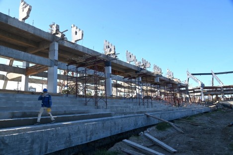 Esta tarde de martes, el gobernador Cuitláhuac García Jiménez realizó un recorrido de supervisión para constatar el avance en la rehabilitación del estadio Luis “Pirata” Fuente, el cual lleva poco más del 50% en su primera etapa.