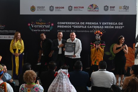  El gobernador Cuitláhuac García Jiménez, acompañado de la directora del Sistema DIF Estatal, Rebeca Quintanar Barceló entregó los premios a los ganadores del Desfile del Día de Muertos Neón 2023, en las categorías de Catrinas, Carro Alegórico y Contingentes, en el que participaron más de 15 mil personas en un recorrido por las principales calles de esta ciudad.