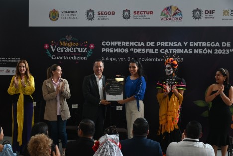  El gobernador Cuitláhuac García Jiménez, acompañado de la directora del Sistema DIF Estatal, Rebeca Quintanar Barceló entregó los premios a los ganadores del Desfile del Día de Muertos Neón 2023, en las categorías de Catrinas, Carro Alegórico y Contingentes, en el que participaron más de 15 mil personas en un recorrido por las principales calles de esta ciudad.