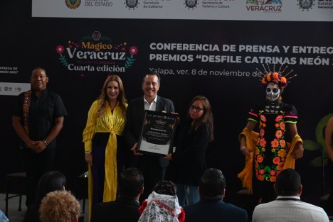 Queremos convertir a esta festividad del Día de Muertos como una de las mejores del país, este es el mejor desfile que hemos realizado y lo distinguió la asistencia de miles de familias, señaló el Ejecutivo estatal.