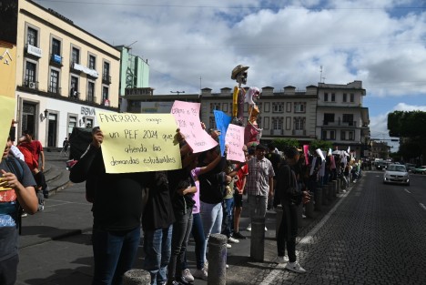 La llamada Federación Nacional de Estudiantes Revolucionarios, integrada por jóvenes antorchistas, bloqueó la calle Enríquez la mañana de este miércoles, exigiendo más presupuesto para la educación.