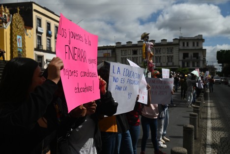 La llamada Federación Nacional de Estudiantes Revolucionarios, integrada por jóvenes antorchistas, bloqueó la calle Enríquez la mañana de este miércoles, exigiendo más presupuesto para la educación.