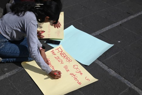 La llamada Federación Nacional de Estudiantes Revolucionarios, integrada por jóvenes antorchistas, bloqueó la calle Enríquez la mañana de este miércoles, exigiendo más presupuesto para la educación.