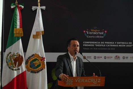 El gobernador Cuitláhuac García Jiménez, aseguró que los integrantes del gabinete que se inscriban para aspirar a algún cargo público en el 2024 serán vigilados para que cumplan con sus obligaciones. El mandatario estatal dijo desconocer quiénes y cuántos integrantes de su gabinete estarían contendiendo en los procesos internos de su partido, pero dijo que son libres de tener otras aspiraciones.