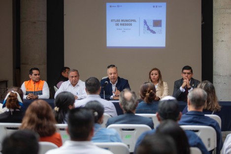 Para fortalecer la cultura de la prevención y contar con mejores herramientas para hacer frente a los fenómenos naturales, el Ayuntamiento, a través de la Dirección de Protección Civil, presentó el Atlas Municipal de Riesgos Actualización 2023, durante la tercera Sesión Ordinaria del Consejo Municipal de Protección Civil. 