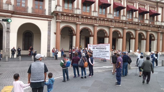 Integrantes de la AJUPIV, como cada jueves, cerraron el centro de Xalapa y culpan al gobernador por haber borrado 60 años de seguridad social. 