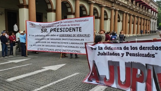 Integrantes de la AJUPIV, como cada jueves, cerraron el centro de Xalapa y culpan al gobernador por haber borrado 60 años de seguridad social. 