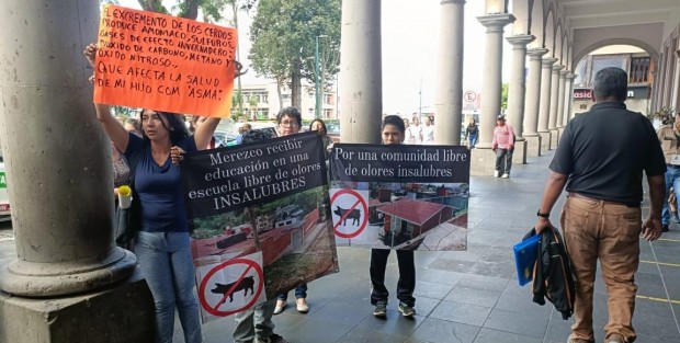 Vecinos y alumnos de la Telesecundaria Lázaro Cárdenas del Río, se manifestaron frente  a Palacio Municipal de Xalapa, para denunciar malos olores a causa de un criadero de cerdos en una propiedad colindante.