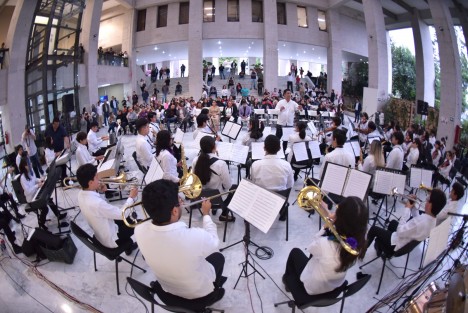 En el marco del CXIII Aniversario de la Revolución Mexicana, este jueves, la Orquesta Sinfónica Infantil y Juvenil (OSIJ) de la Secretaría de Educación de Veracruz (SEV) ofreció un concierto de música mexicana en la explanada del Palacio Legislativo.