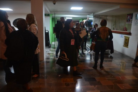 En punto de la 6 de la tarde llegaron colectivos en búsqueda de desaparecidos al hotel Xalapa, para el diálogo que se acordó con el gobernador Cuitláhuac García.