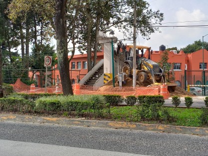 Continúa la demolición del puente peatonal en la avenida Xalapa, a la altura de la Facultad de Economía UV.