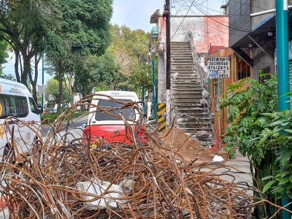 Continúa la demolición del puente peatonal en la avenida Xalapa, a la altura de la Facultad de Economía UV.