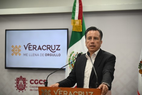 Hay que tomar con tranquilidad y con gusto que la coordinación de los trabajos en Veracruz recaiga en una mujer, dijo el gobernador Cuitláhuac García sobre el proceso de MORENA. Destacó la labor de Rocío Nahle en la Secretaría de Energía. 