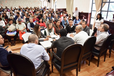 Obras de pavimentación, rehabilitación de vialidades, así como ampliación de las redes de drenaje sanitario y agua potable, fueron algunas de las peticiones que presentaron vecinas y vecinos de diversas colonias ante el presidente municipal Ricardo Ahued Bardahuil, en una jornada más del programa Audiencias Ciudadanas. 