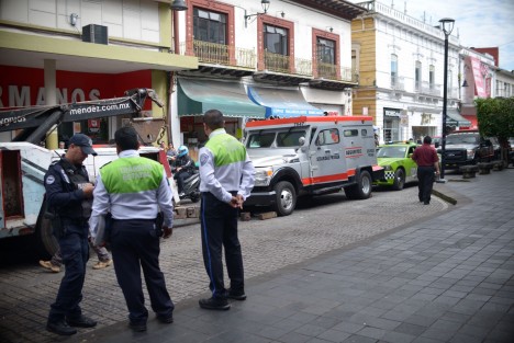 Un conductor de un vehículo particular se vio envuelto en una discusión con empleados de la empresa de valores Seguritec por el uso indebido de un espacio para estacionarse. Ante la falta de acuerdo y la retirada del conductor particular, la unidad de valores quedó varada en una ubicación inapropiada. A pesar de los intentos de los agentes de Tránsito del Estado por hacer que se moviesen, los trabajadores de la empresa de valores hicieron caso omiso, lo que resultó en la intervención de las autoridades viales.