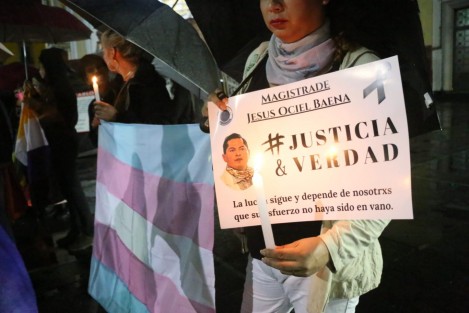 Colectivos de la comunidad LGBT+ con pancartas y veladores se manifestaron en la plaza Lerdo y posteriormente bloquearon por algunos minutos la calle Enríquez, como protesta por el hallazgo sin vida del magistrade del Tribunal Electoral de Aguascalientes, Jesús Ociel Baena Saucedo.