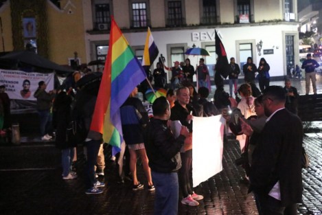 Colectivos de la comunidad LGBT+ con pancartas y veladores se manifestaron en la plaza Lerdo y posteriormente bloquearon por algunos minutos la calle Enríquez, como protesta por el hallazgo sin vida del magistrade del Tribunal Electoral de Aguascalientes, Jesús Ociel Baena Saucedo.