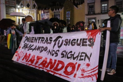 Colectivos de la comunidad LGBT+ con pancartas y veladores se manifestaron en la plaza Lerdo y posteriormente bloquearon por algunos minutos la calle Enríquez, como protesta por el hallazgo sin vida del magistrade del Tribunal Electoral de Aguascalientes, Jesús Ociel Baena Saucedo.
