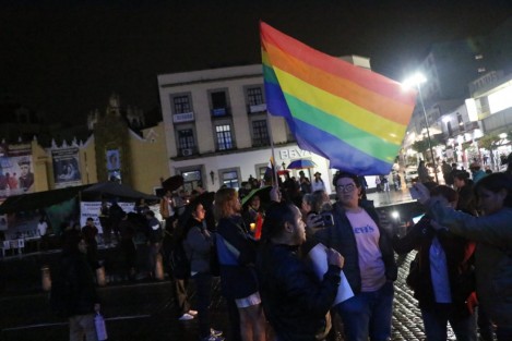 Colectivos de la comunidad LGBT+ con pancartas y veladores se manifestaron en la plaza Lerdo y posteriormente bloquearon por algunos minutos la calle Enríquez, como protesta por el hallazgo sin vida del magistrade del Tribunal Electoral de Aguascalientes, Jesús Ociel Baena Saucedo.