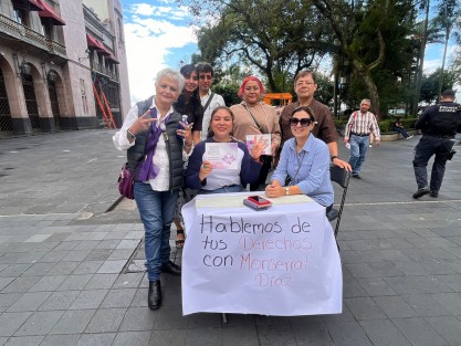 La activista feminista Monserrat Díaz –quien pretende una candidatura de MORENA a la Diputación federal–, colocó un módulo llamado Hablemos de tus derechos junto al Palacio de Gobierno en el parque Juárez de la ciudad de Xalapa.