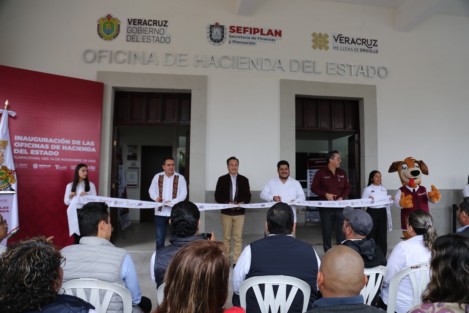 Al inaugurar las nuevas oficinas de Hacienda y del Registro Civil en los bajos Palacio Municipal, el gobernador Cuitláhuac García Jiménez resaltó la confianza que la ciudadanía ha depositado en su administración, ahora pueden observar de manera tangible la aplicación de sus impuestos en un récord superior a 6 mil obras.