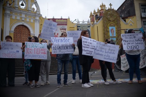 
Un grupo de maestros se manifestó en la Plaza Lerdo para demandar salarios dignos, que sean de acuerdo con su preparación y sus funciones.