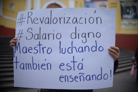 
Un grupo de maestros se manifestó en la Plaza Lerdo para demandar salarios dignos, que sean de acuerdo con su preparación y sus funciones.