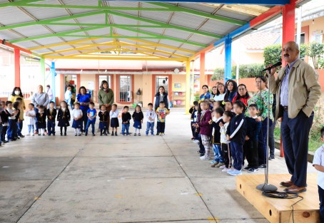Apoyar la educación es la mejor inversión que se puede realizar para transformar a la ciudad y tener personas preparadas para afrontar los retos futuros, afirmó el presidente municipal Ricardo Ahued Bardahuil al dar inicio a los trabajos de remodelación en el Jardín de Niños José María Morelos y Pavón.