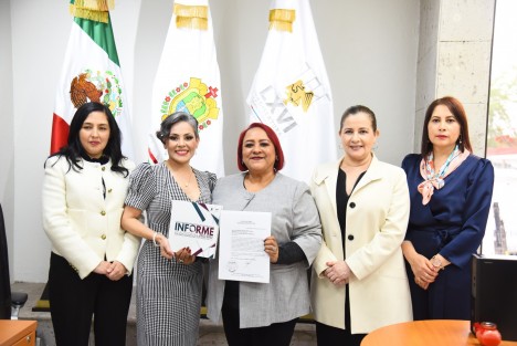La presidenta de la Mesa Directiva de la LXVI Legislatura, diputada Adriana Esther Martínez Sánchez, recibió de la magistrada Itzetl Castro Castillo el Informe de las actividades realizadas en el periodo 2022-2023 por el Tribunal de Conciliación y Arbitraje del Poder Judicial del estado de Veracruz.