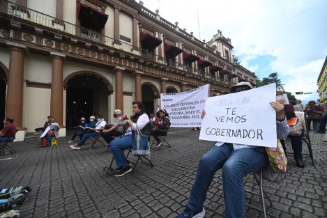 Como cada jueves desde hace dos años, pensionados y jubilados agrupados en la AJUPIV protestaron y bloquearon  la calle Enríquez, en el centro de la Capital, para exigir el pago de seguro institucional y otras prestaciones. En esta ocasión fue en silencio su protesta.