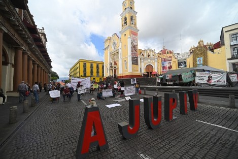 Como cada jueves desde hace dos años, pensionados y jubilados agrupados en la AJUPIV protestaron y bloquearon  la calle Enríquez, en el centro de la Capital, para exigir el pago de seguro institucional y otras prestaciones. En esta ocasión fue en silencio su protesta.