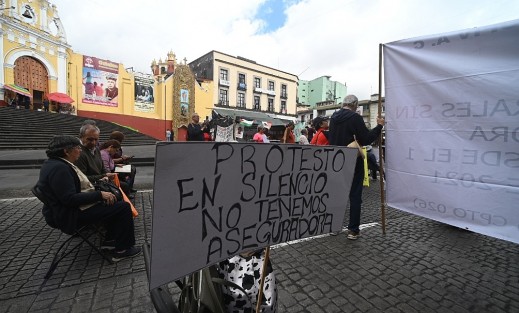 Como cada jueves desde hace dos años, pensionados y jubilados agrupados en la AJUPIV protestaron y bloquearon  la calle Enríquez, en el centro de la Capital, para exigir el pago de seguro institucional y otras prestaciones. En esta ocasión fue en silencio su protesta.